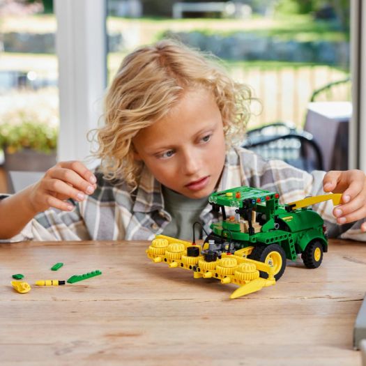 Заказать с доставкой  Конструктор LEGO Technic Кормоуборочный комбайн John Deere 9700 (42168)  в более чем 30 городах Украины