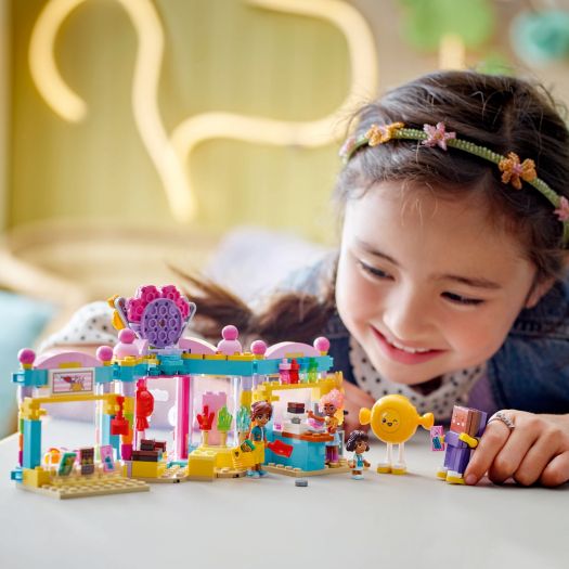 Заказать с доставкой  Конструктор LEGO Friends Кондитерская Хартлейк-Сити (42649)  в более чем 30 городах Украины