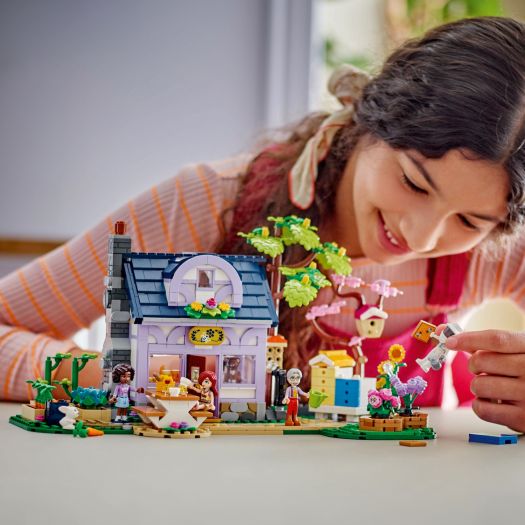 Купить  Конструктор LEGO Friends Домик и цветник пчеловодов (42669) по Украине