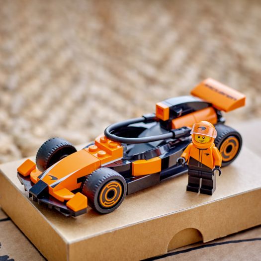 Придбати з вигодою Конструктор LEGO City Пілот F1® з автомобілем для перегонів команди McLaren (60442) по Україні