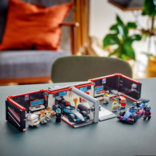 Купить  Конструктор LEGO City Гараж F1® и автомобили Mercedes-AMG и Alpine (60444)  в более чем 30 городах Украины